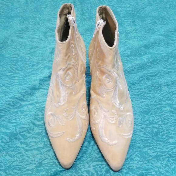 Beautiful VTG Kenneth Cole Booties - Picture 2 of 8